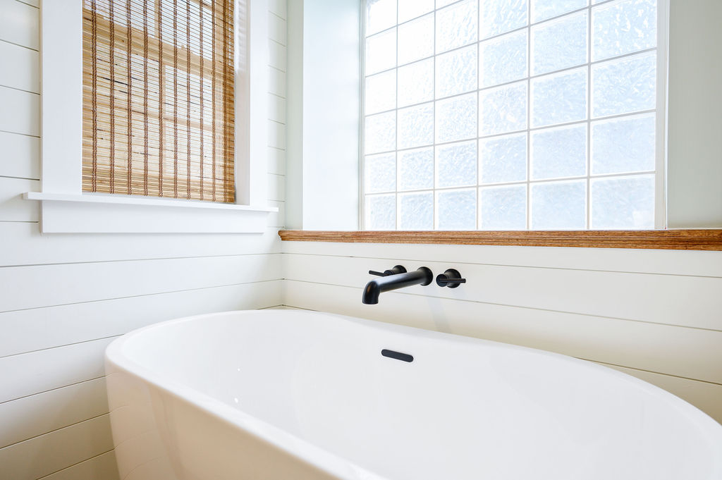 Wall mounted tub filler